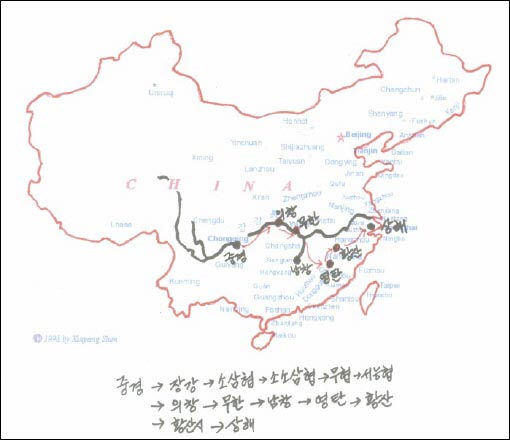 중경에서 배를 타고 장강 위에서 3박 4일 보낸 후 삼협댐을 넘어 의창으로 갑니다. 